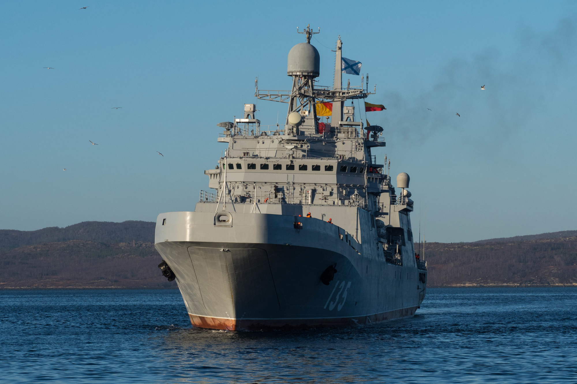 俄海军最新登陆舰抵达北极圈,不仅是测试军舰性能还表达了态度