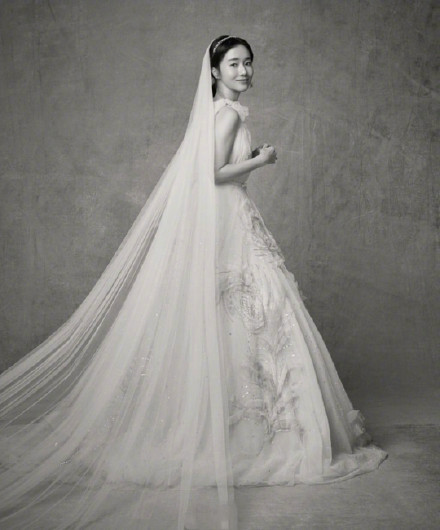 李贞贤晒婚纱照,称曾用歌声击退山贼,还和郑俊英是好朋友