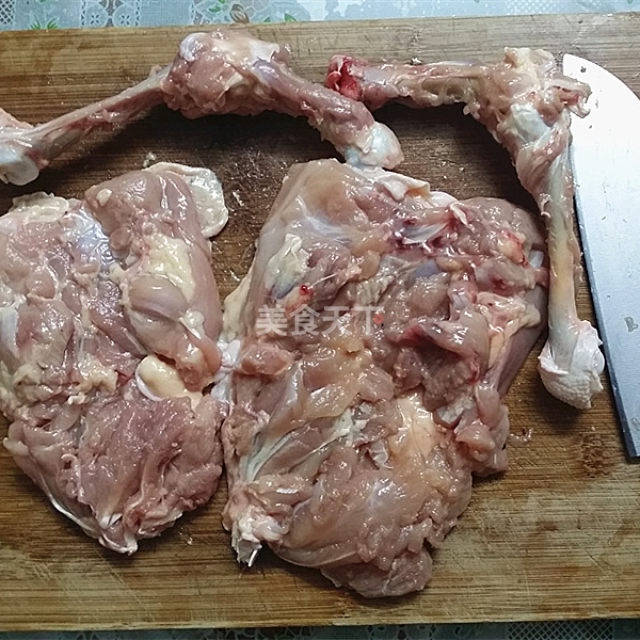 第2步,鸡腿洗净后剔出骨头