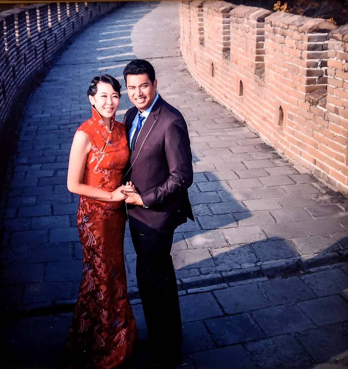 2012年,冯坤领着体壮如牛的加提蓬见父母,父母强烈反对:"他比你大12岁