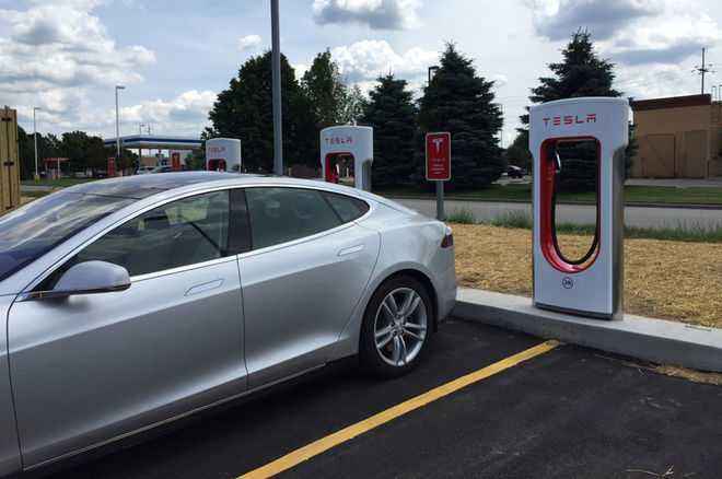 在华交付首批电动车(车型为model s;此后经过两年的蛰伏,特斯拉model