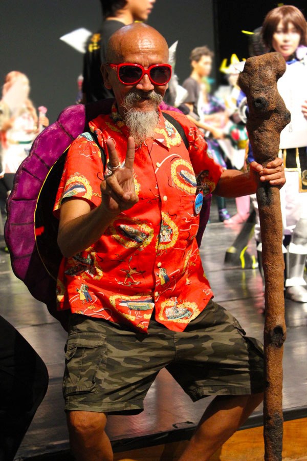 印尼老汉也有一颗玩cosplay的心!他扮演的这个龟仙人堪称神还原