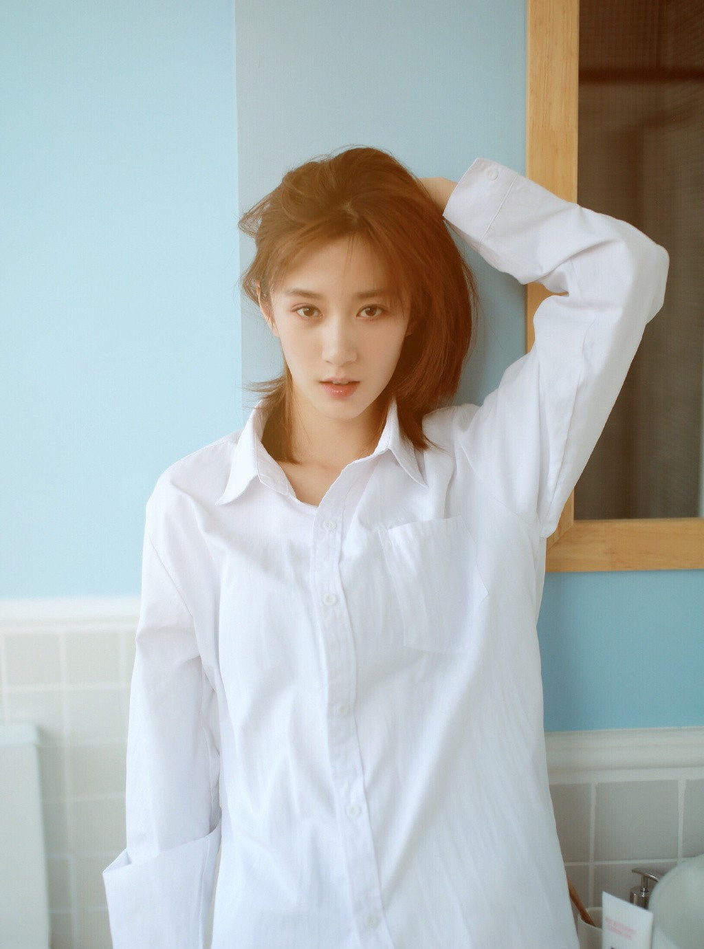 北京80后女演员,有着清秀白皙的面容,修长的身材,飘逸的长发