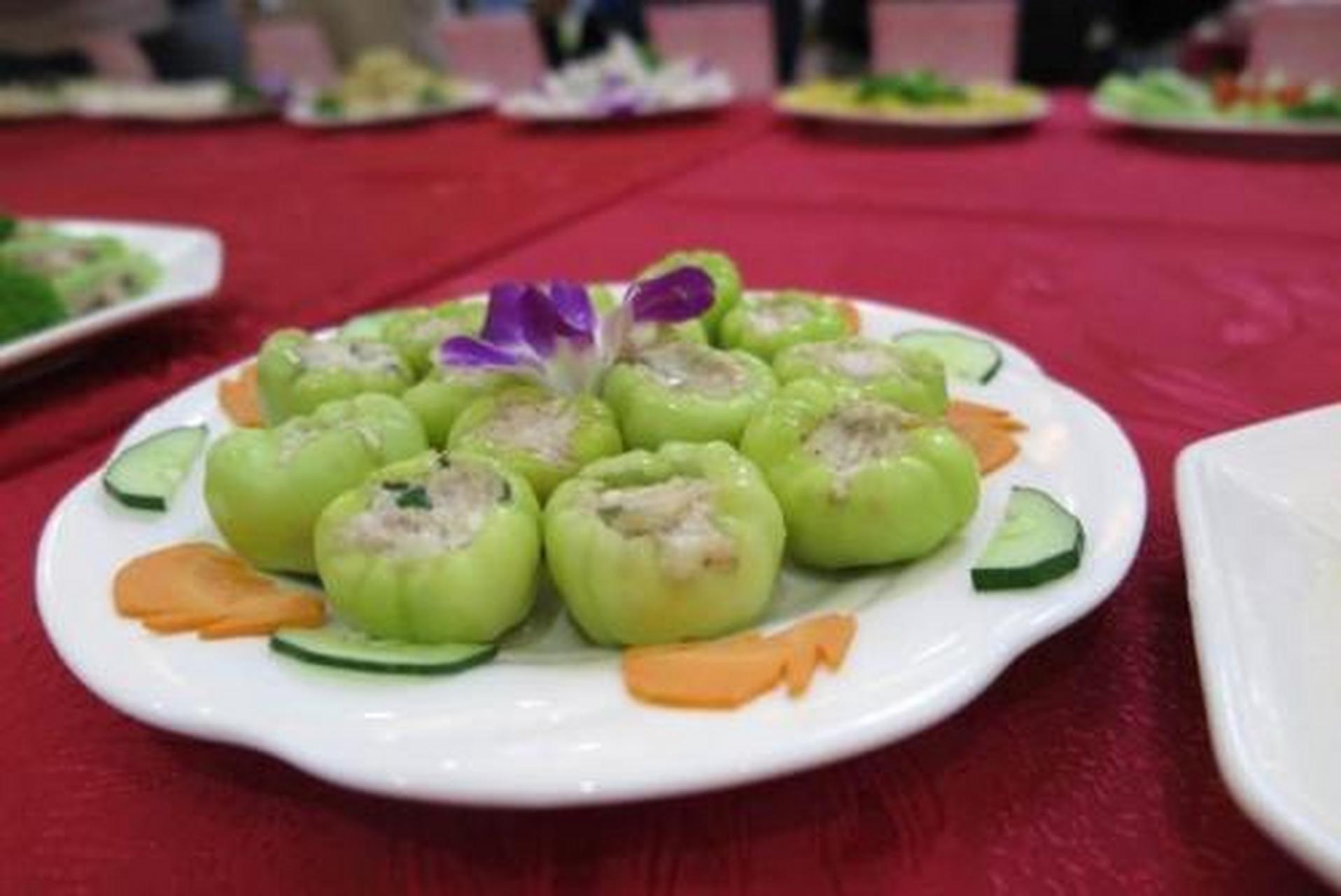 酿菜菜形如同切好的香肠片,像"金钱"一般漂浮在汤