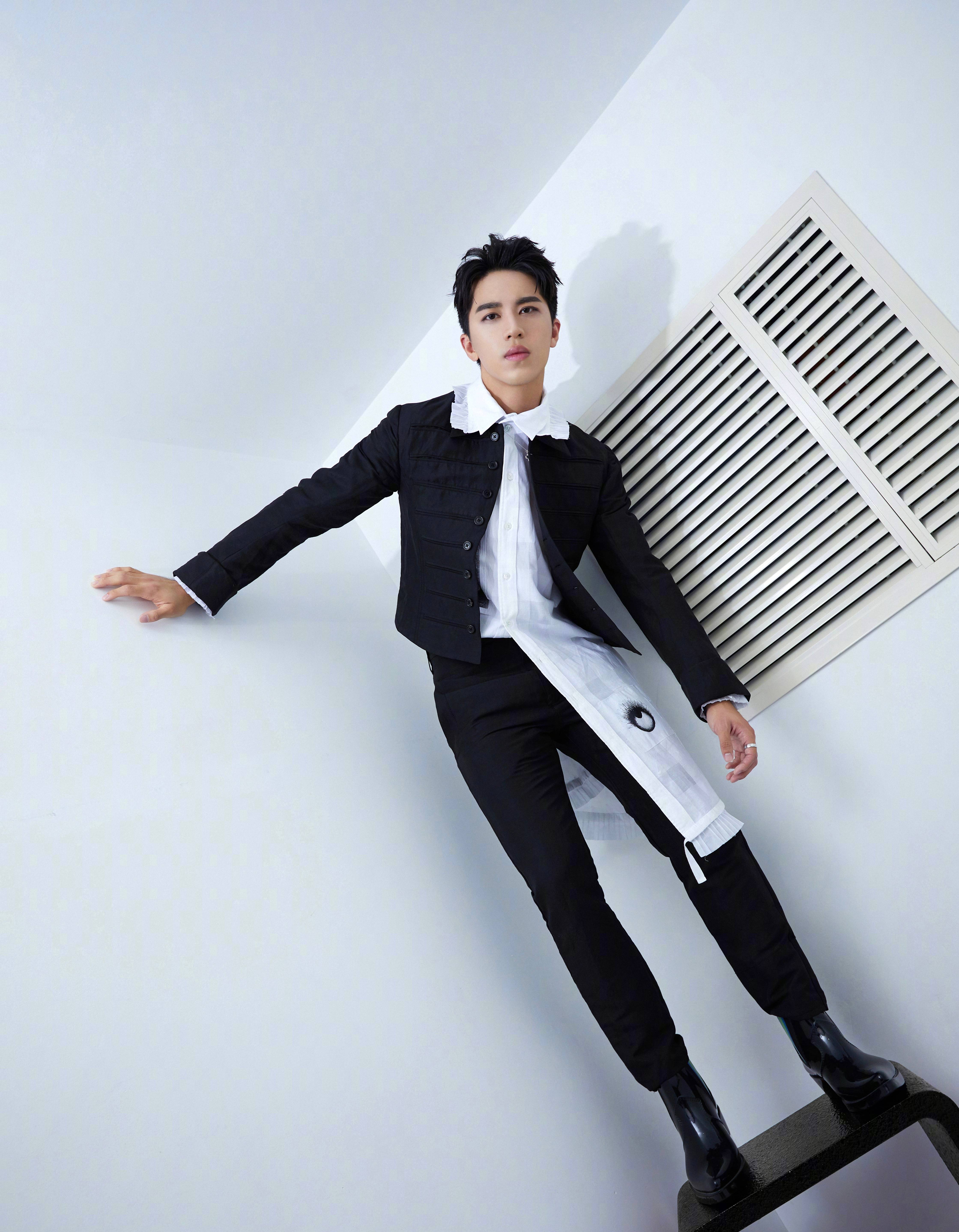 许魏洲的时尚大片,满屏的大长腿