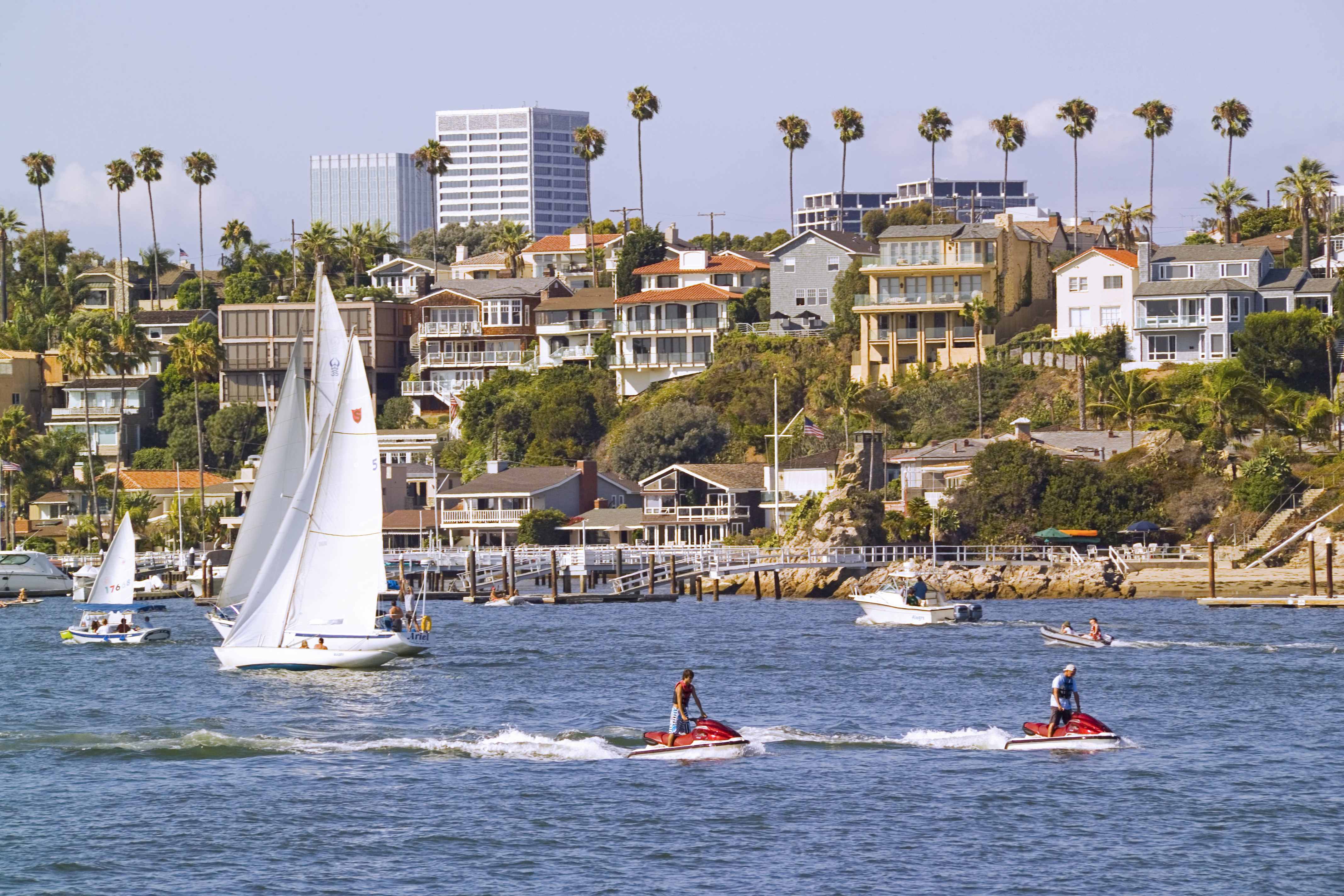 图源:huntington beach 想不想在风景优美的地方喝杯美味的咖啡,吃个