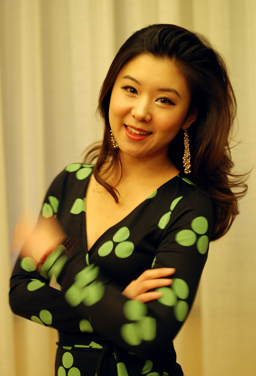 在中央戏剧学院的一场毕业典礼上,一名男子拿着钻戒