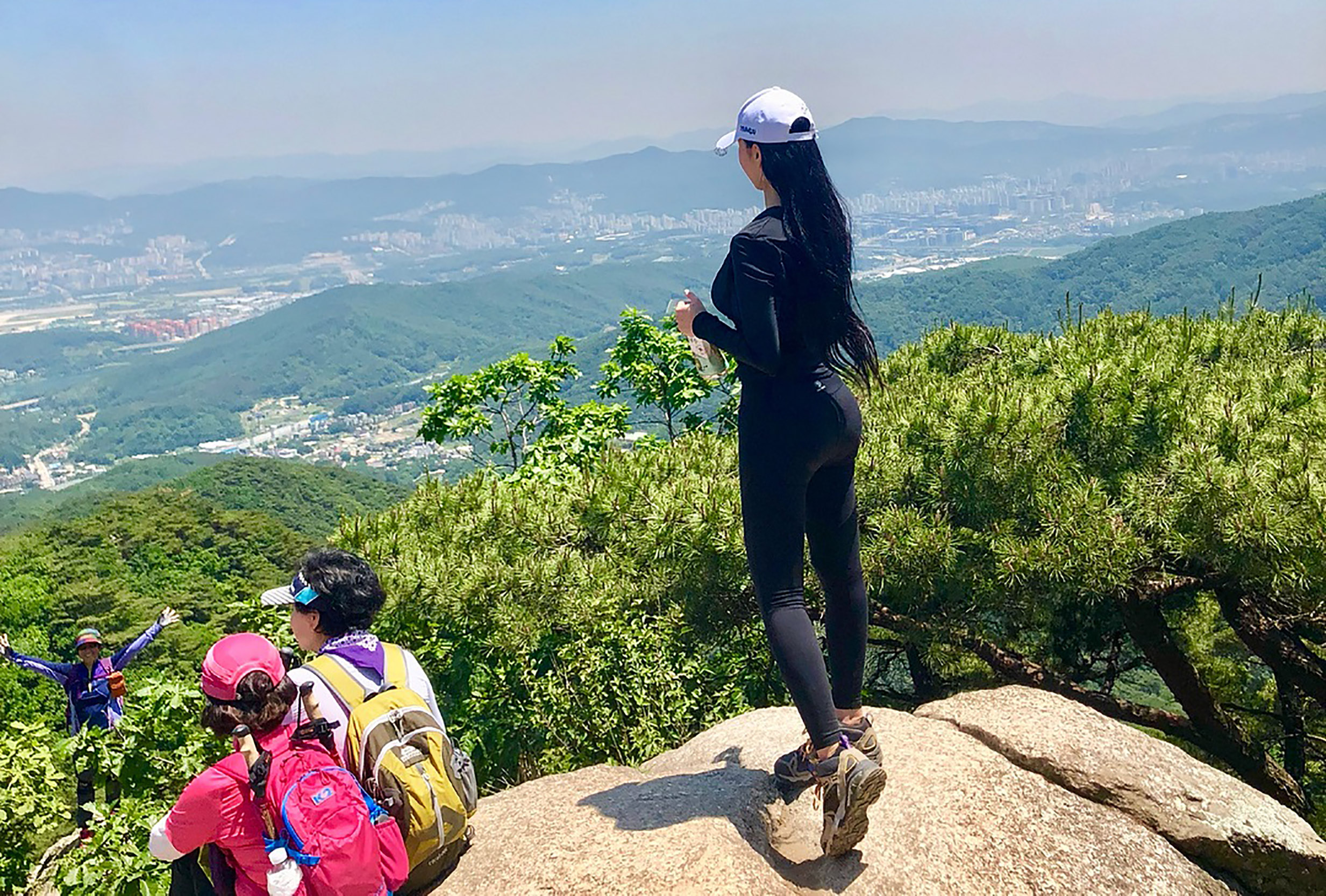 穿緊身打底褲爬山,吸睛程度不止一點點!