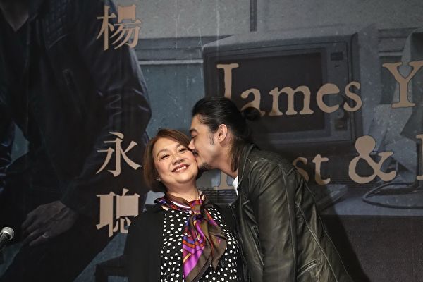 新辑发布会,远在英国的母亲惊喜现身,阿山恭喜杨永聪三喜临门