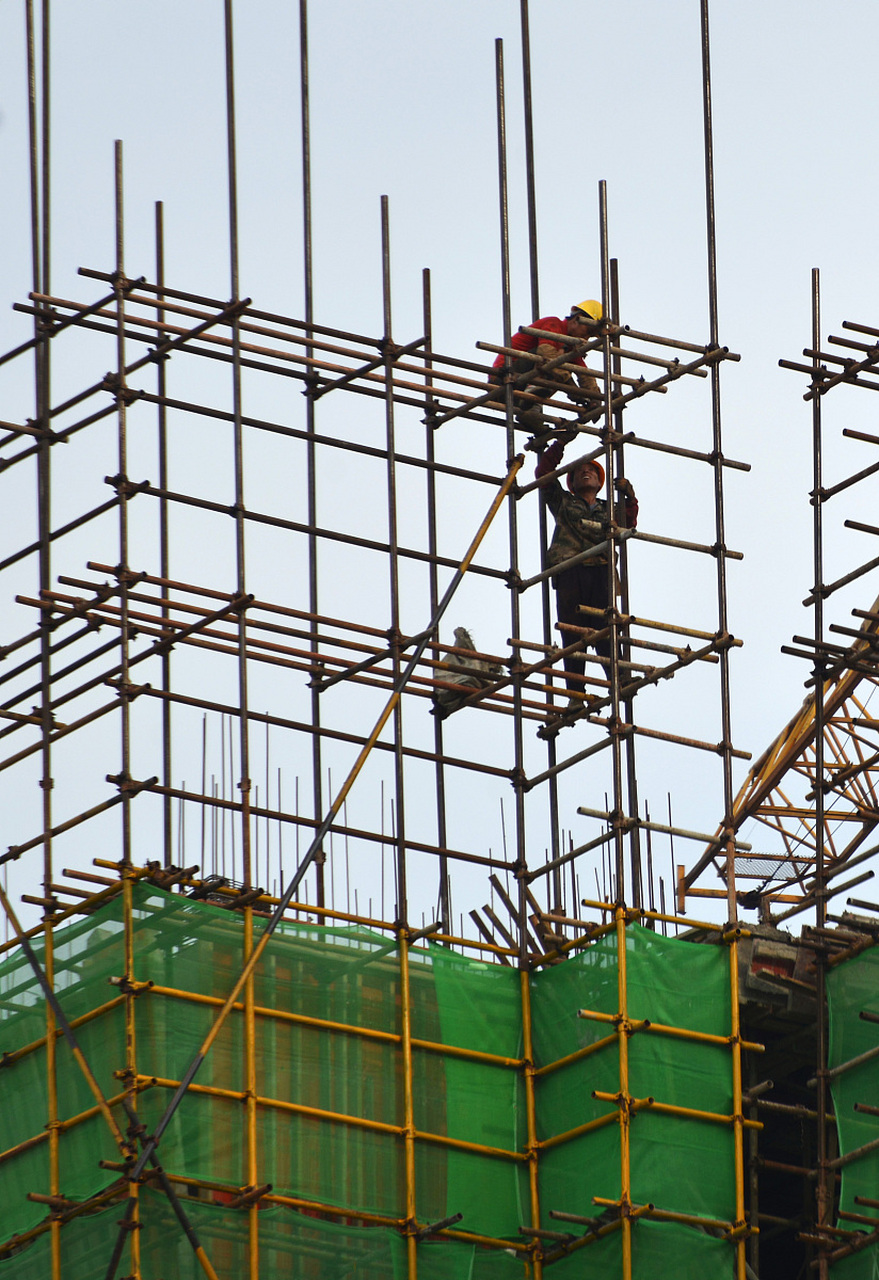 某工地钢管脚手架搭设不符合规范,导致工人高空坠落受伤.