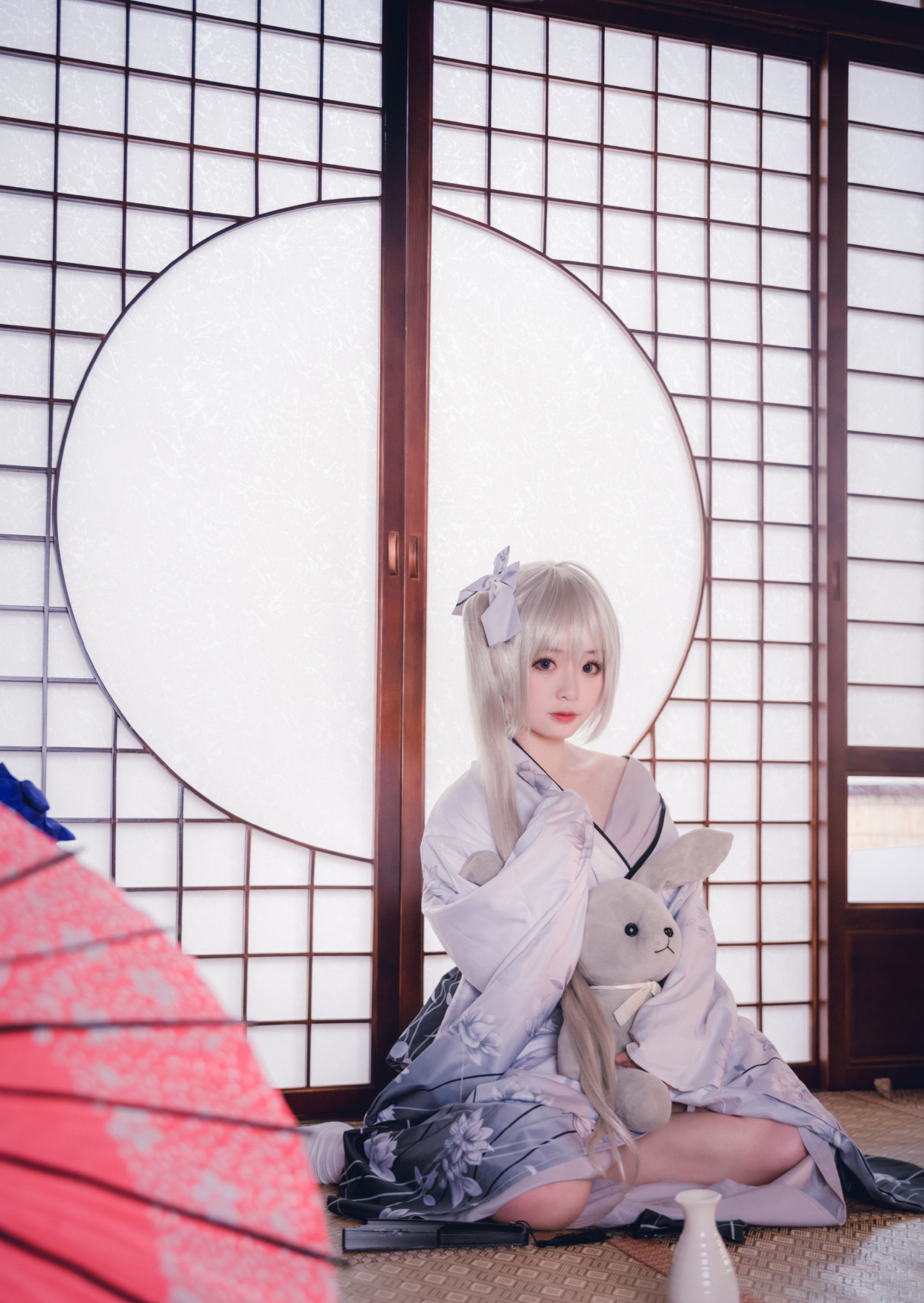 cosplay:穿一身日式浴衣的春日野穹,嫉妒被她抱在怀里的兔子玩偶