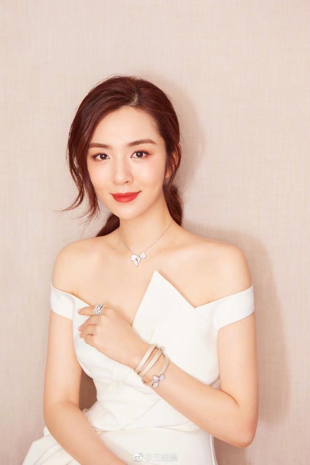 王晓晨红毯未修图看上去更大了,看到前辈时台下表情暴露了素养