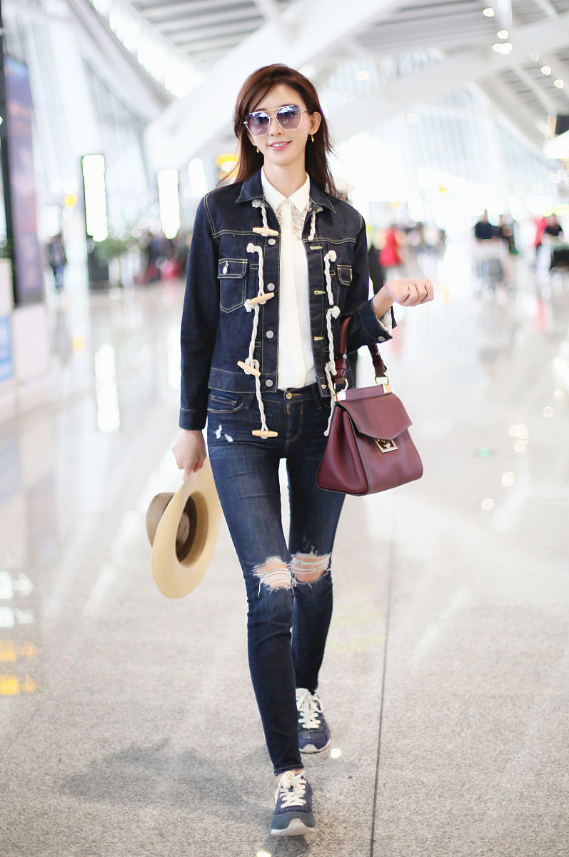 林志玲街拍:牛仔夹克 破洞牛仔裤 帅气丹宁风