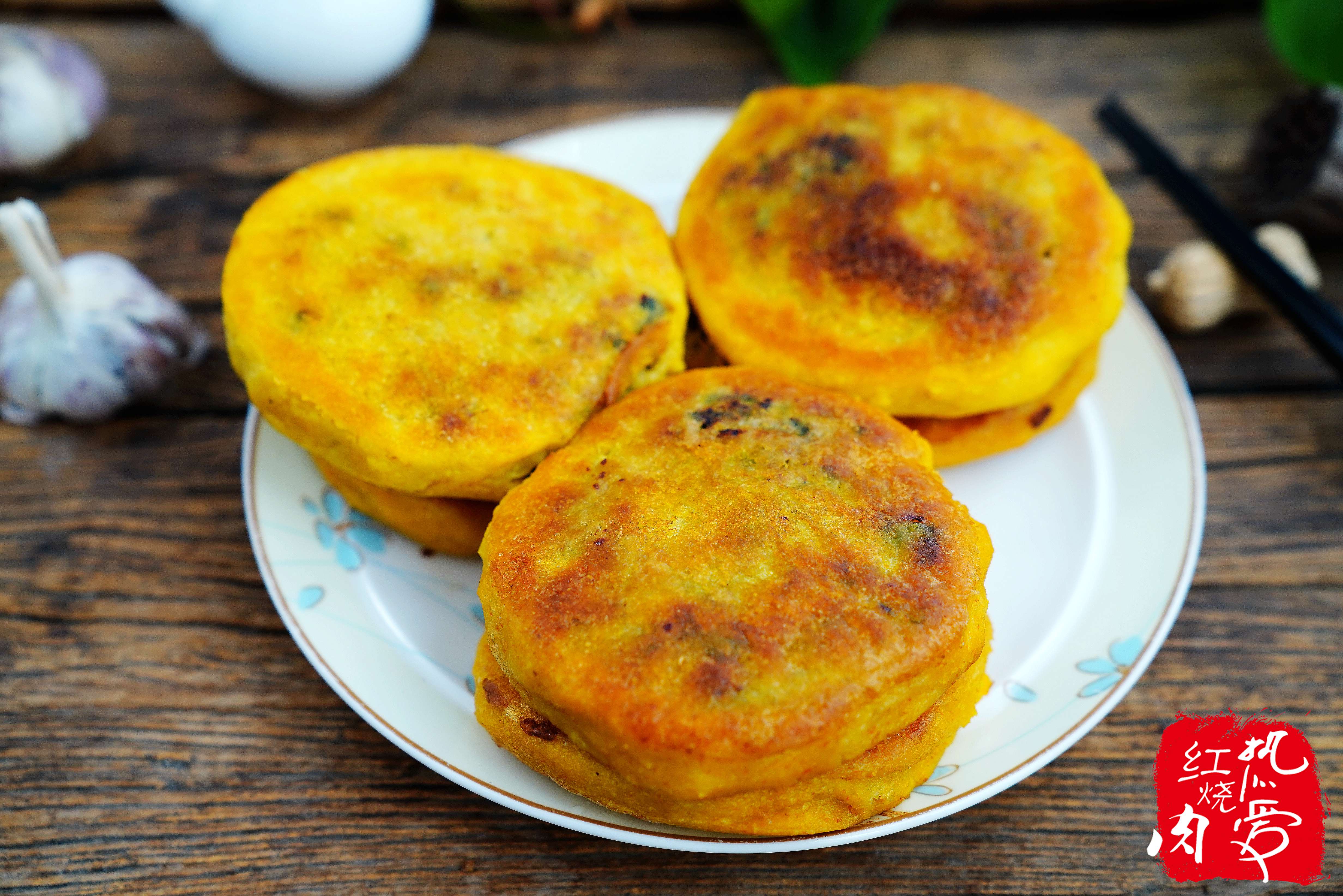 一点白面也不掺,这才是真正的玉米面贴饼子,外壳焦脆太好吃了!