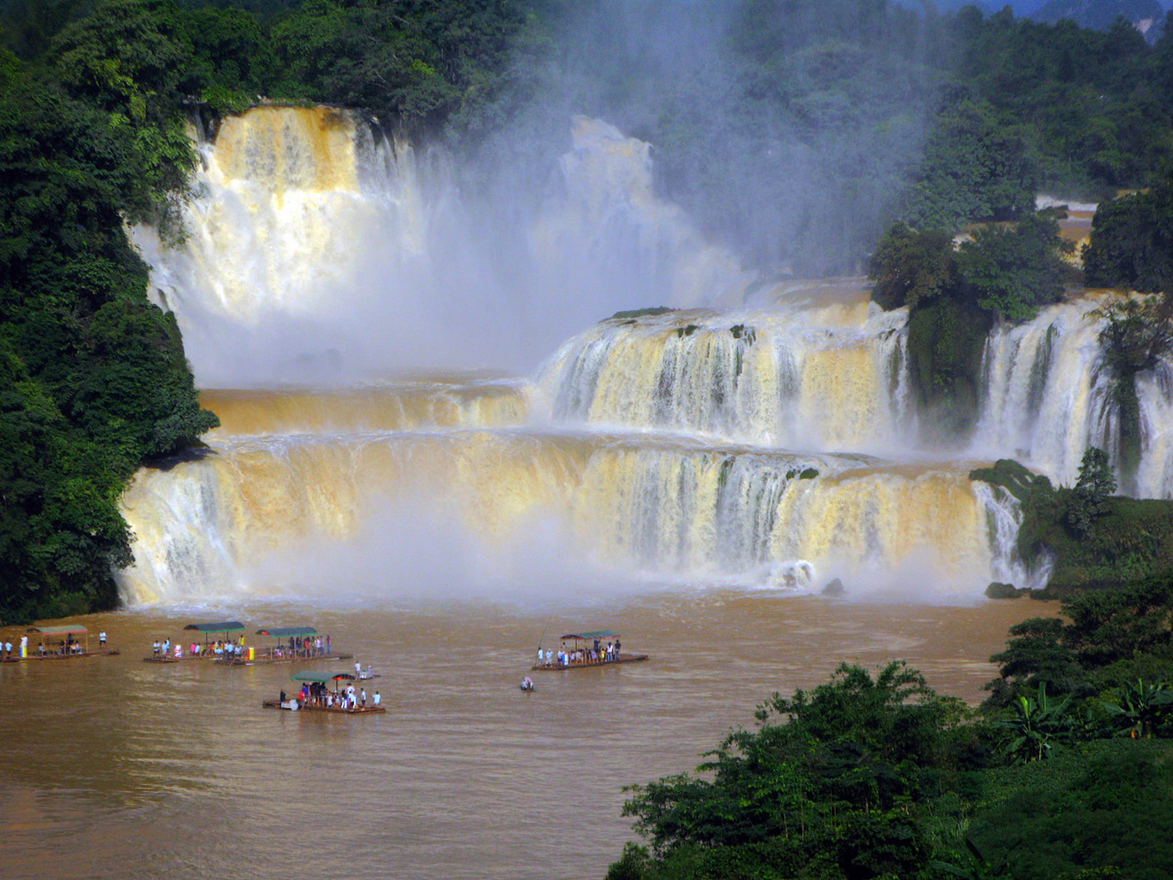 牛低头是为了吃草,  人低头是为了挣钱,  不要嫌弃挣钱的狼狈和辛苦