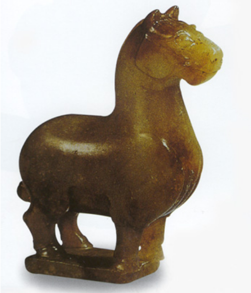 玉马在商代呈片雕状,战国以前未曾再出现,此马被称为有划时代意义.