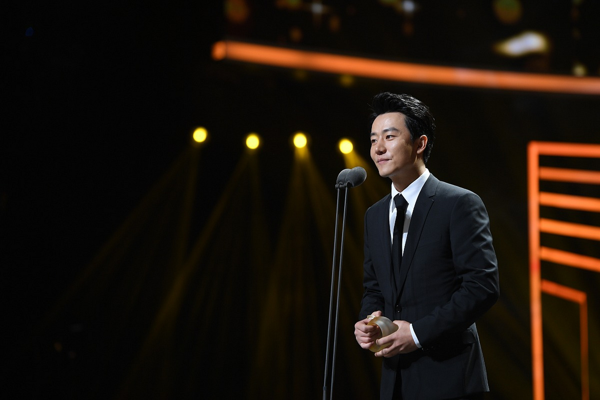 黄轩演技真好,他演得《山海情》太好了,他就适合演年代剧.