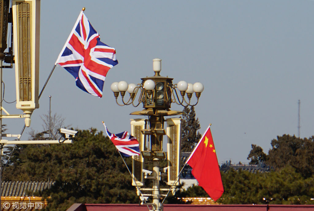北京天安门广场悬挂中英国旗 欢迎英国首相特雷莎梅访华