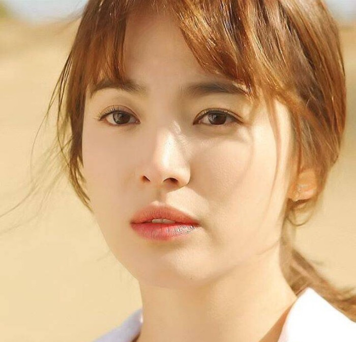 被宋慧乔惊艳了吗,低马尾 空气刘海,美得温婉女人味!