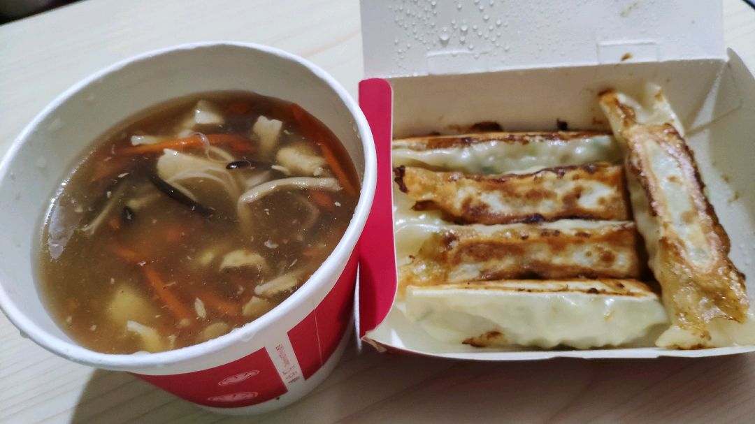 13.5元买的锅贴和酸辣汤,又脆又香的锅贴配酸辣汤很有食欲