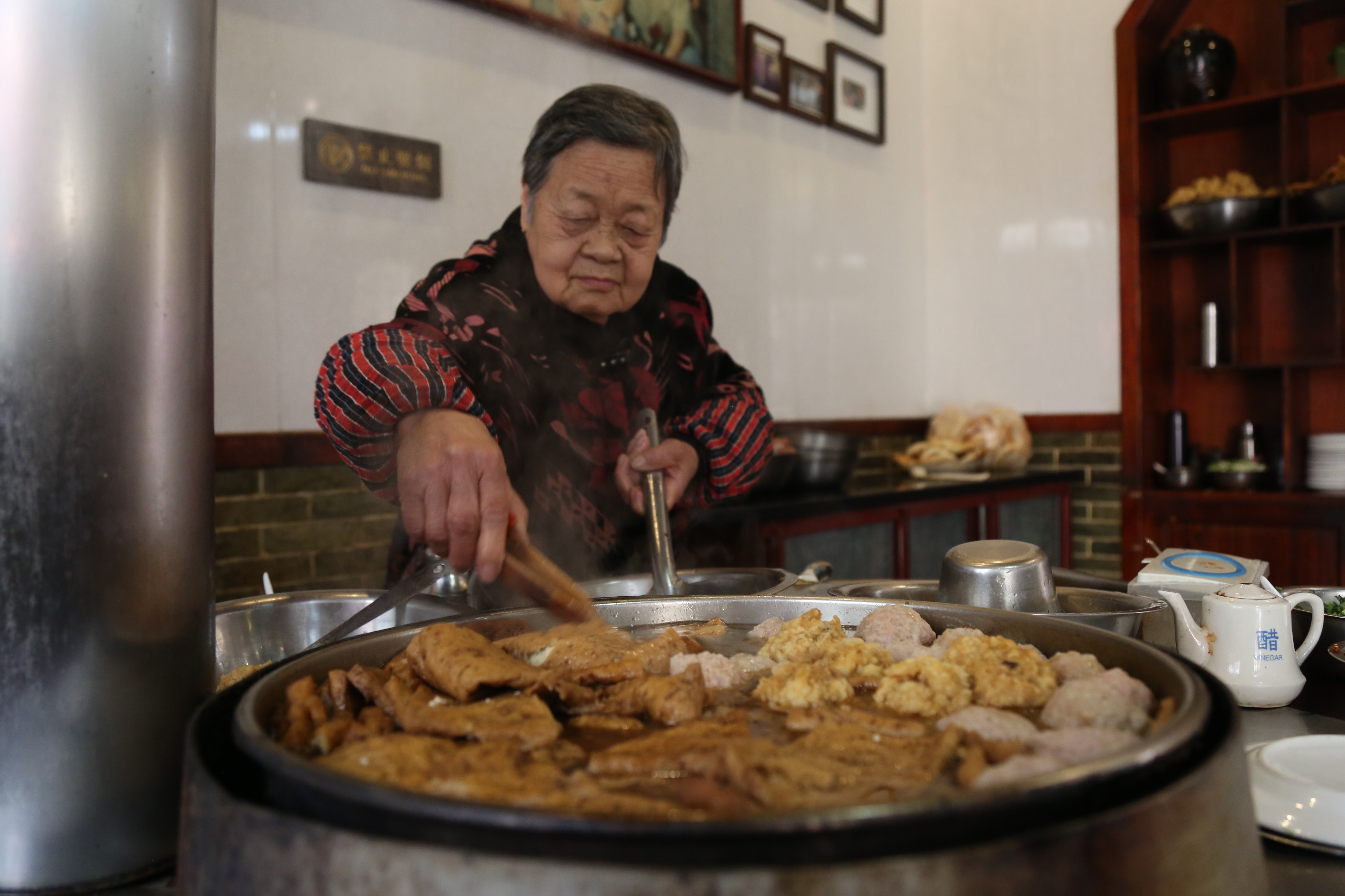 周村83岁老太开店给明星做煮锅月入10万