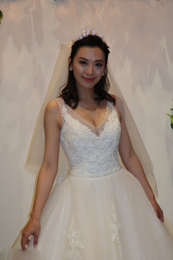 "小梅艳芳"陈炜试婚纱,46岁身材傲人不输20岁小姑娘