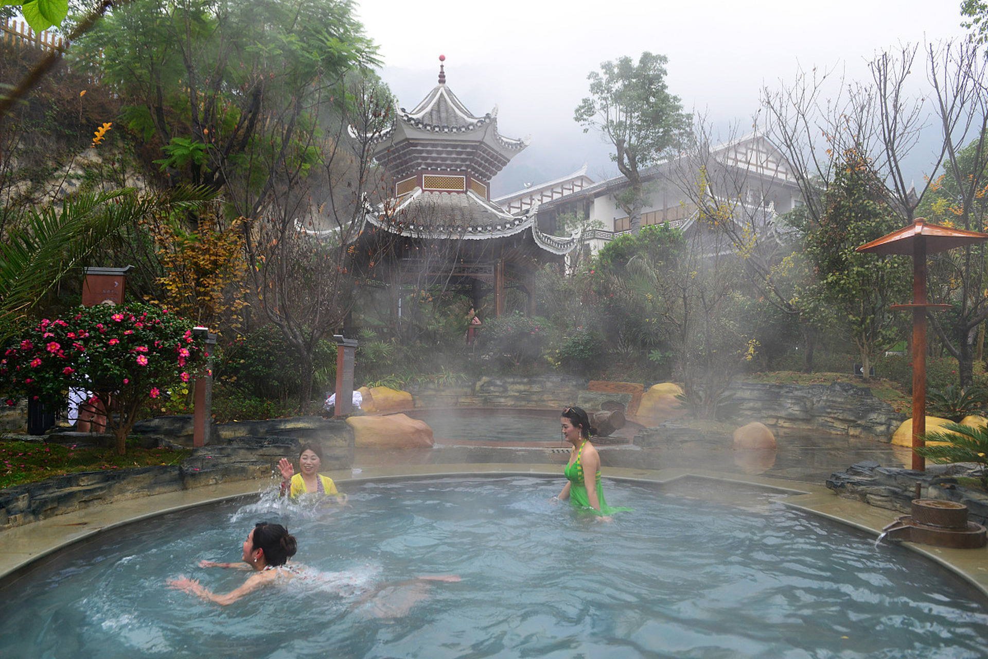 凤凰温泉的独特之处在于,它拥有全国罕见的87℃天然地热"氡"温泉.