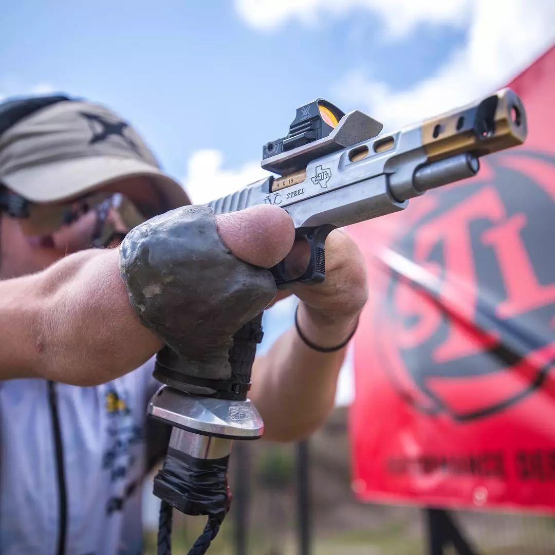 m1911还能如此骚气,百年后仍能称霸竞技赛场