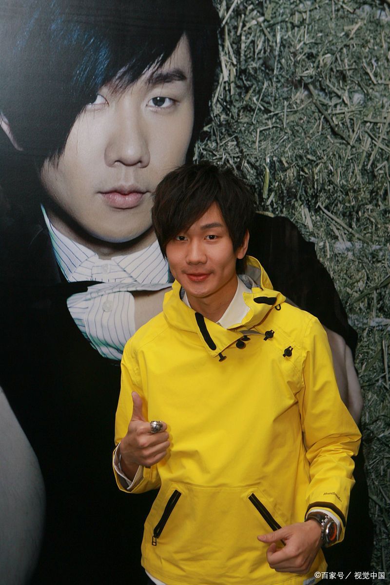 林俊杰,这位华语乐坛的代表歌手,从18年前的新人成长为如今的"行走的