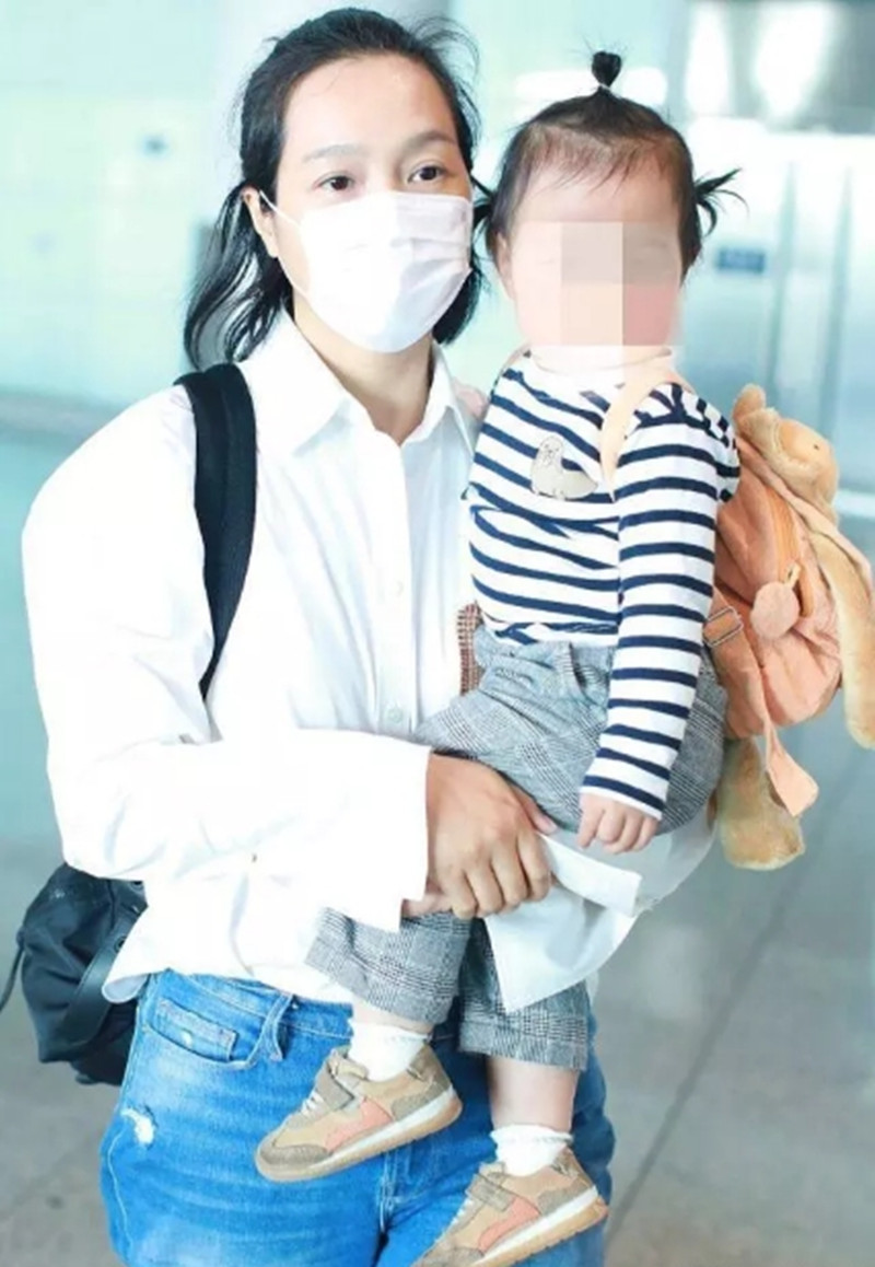 朱丹一家三口现身机场,夫妇俩穿情侣装,2岁小小丹穿的比妈妈潮