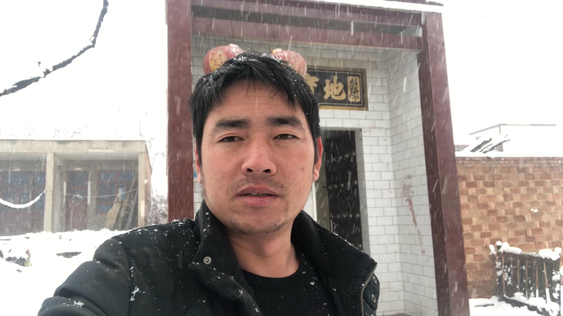 [图]凌云刚回家就下了大雪，嫌弃农村小院太冷，走路一个小时去镇上住