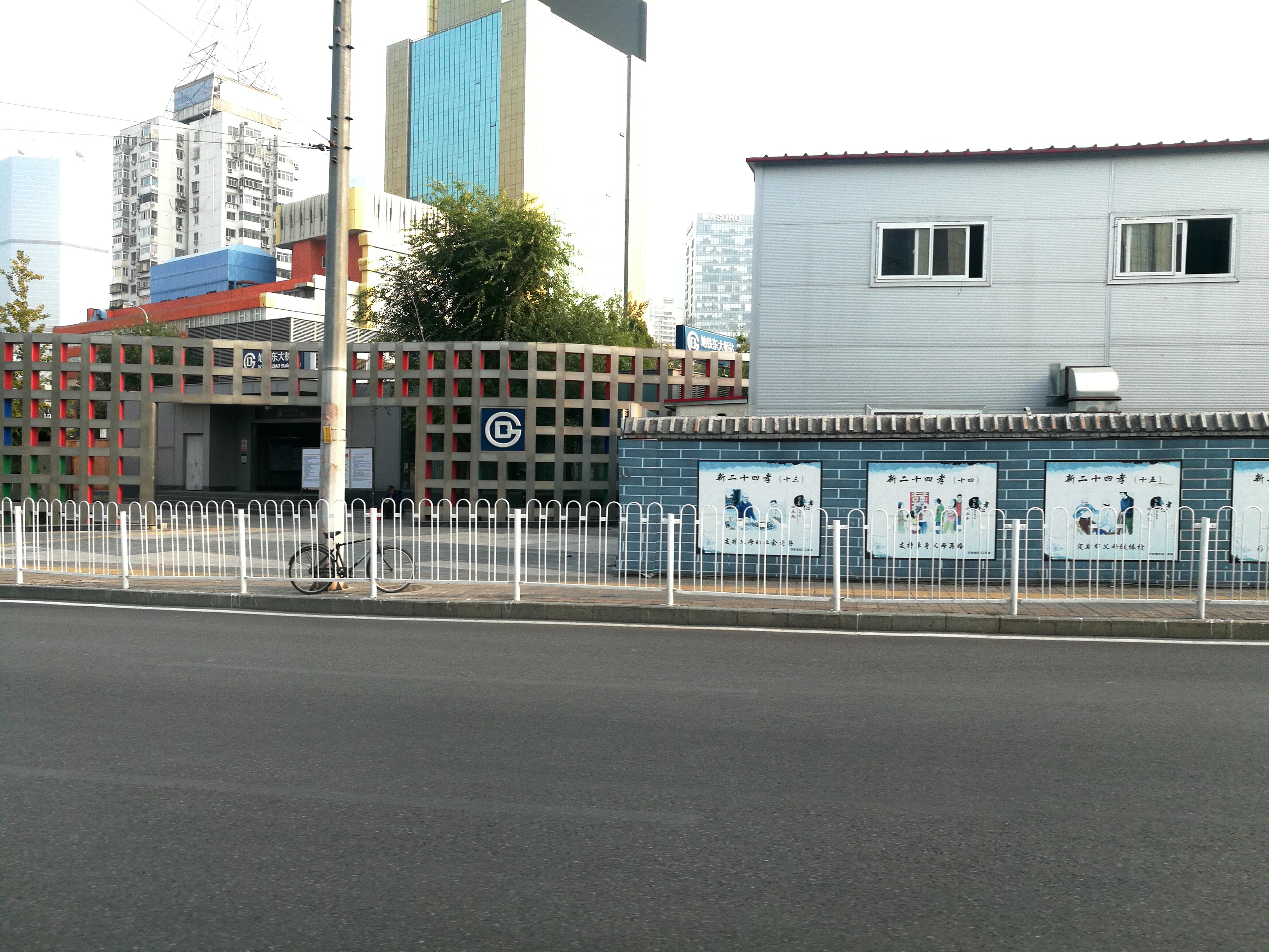 北京地铁六号线东大桥站的奇特出入口:没有c口,却有两个d口