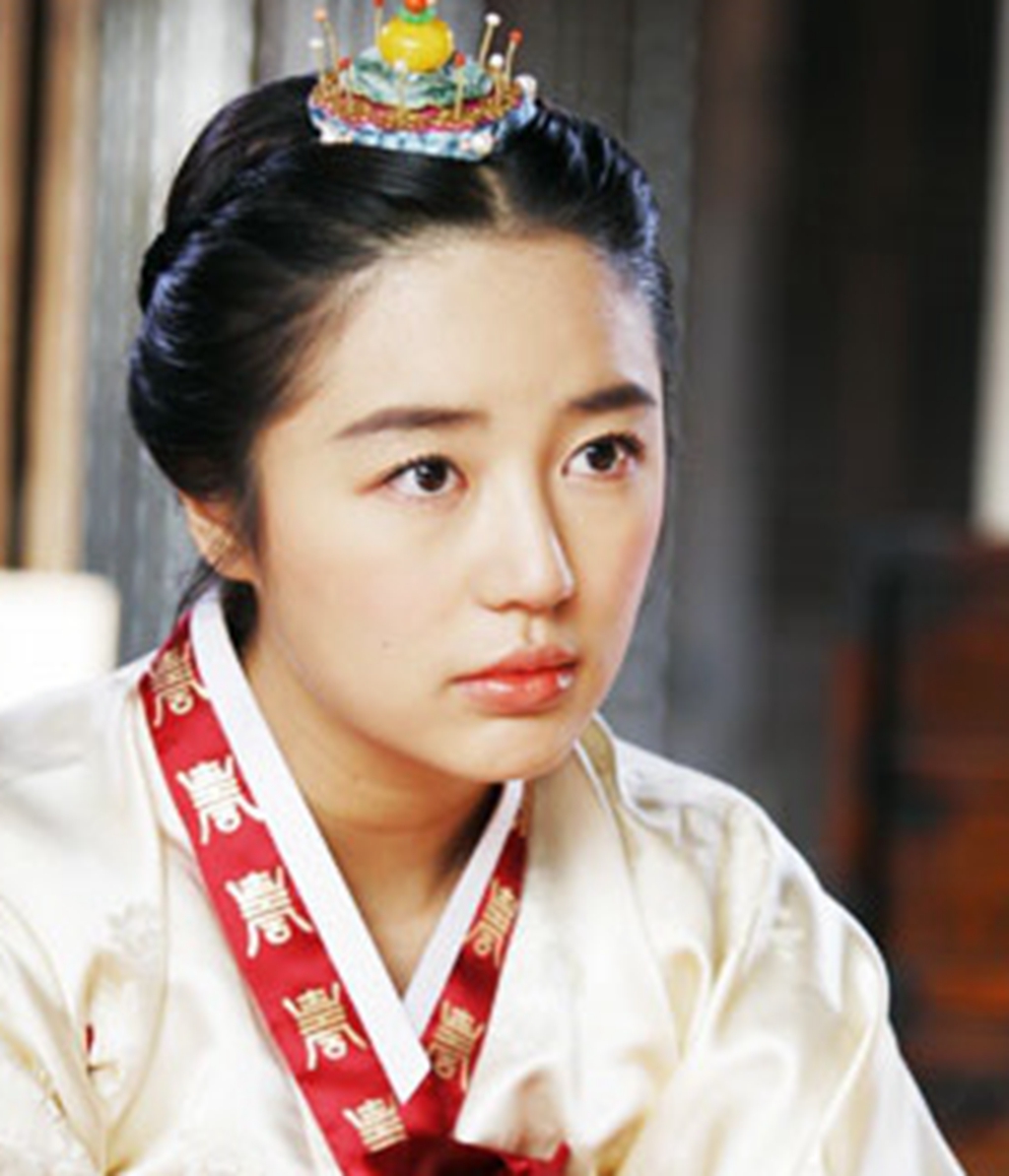 韩星穿古装,文根英眉眼清秀,尹恩惠可爱呆萌!