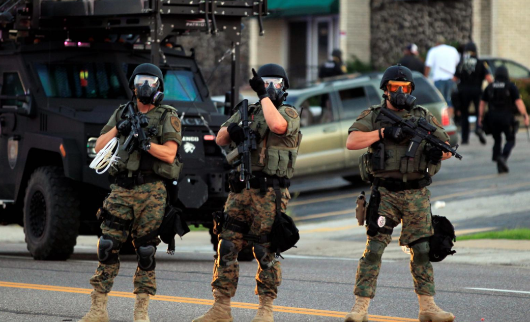 为何美国警察开枪时不瞄准嫌犯的头部,反而将他的身体打成筛子?