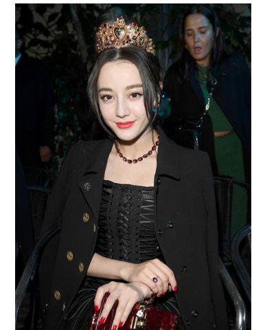 迪丽热巴头戴皇冠美艳十足,宛如童话里公主,网友表示:似小仙女