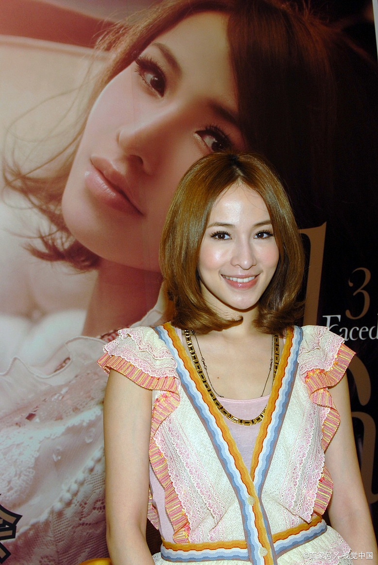 萧亚轩在李玟追悼会痛哭的背后,是一段怎样的姐妹情?