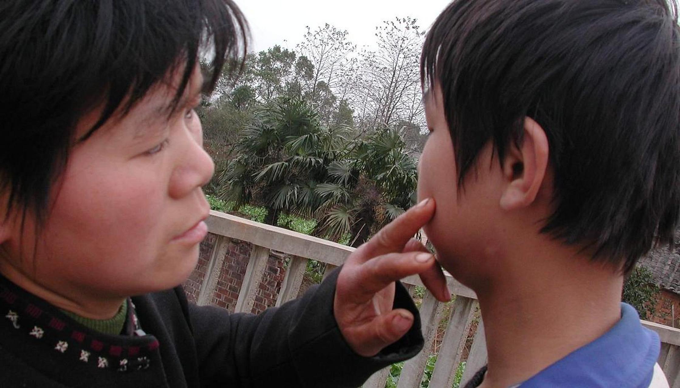 近日网上都在报道"湖北一教师双手左右开弓扇学生耳光",这还是我们