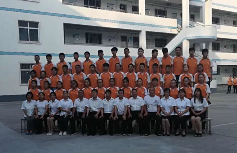 武乡二中毕业典礼:忆三载感恩母校 话未来放飞梦想