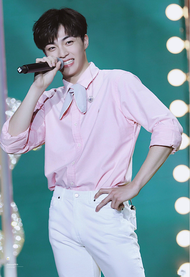 npc成员陈立农再现经典粉衣造型,看起来却和从前完全不同?