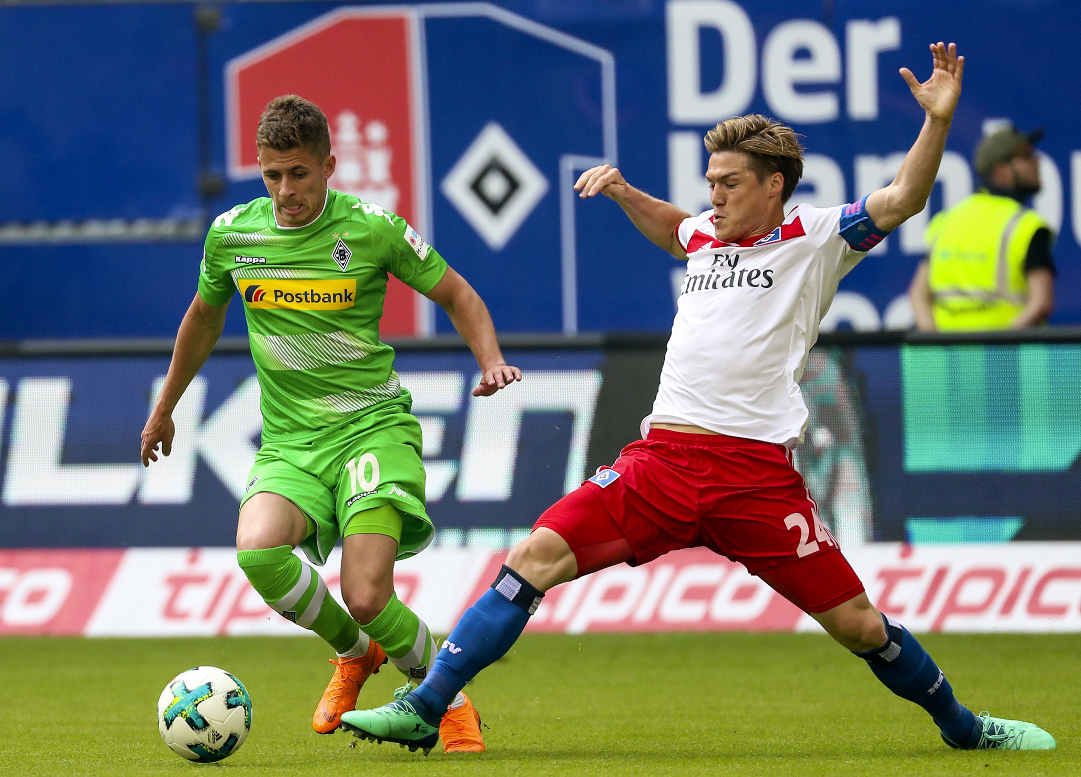 足球——德甲联赛:汉堡队降级(3)