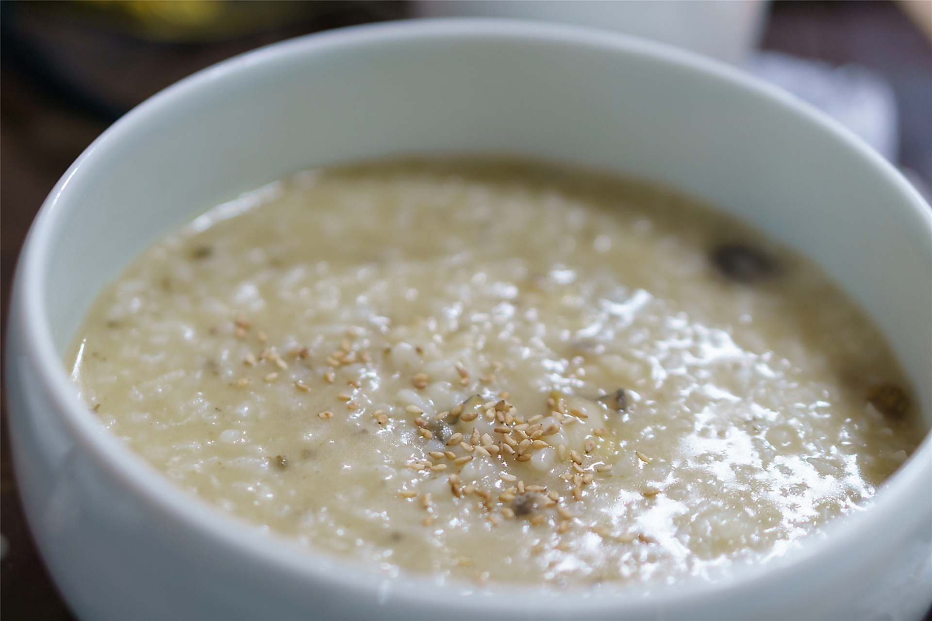 步骤:鲤鱼剖腹去除内脏杂质,加入黄酒,姜,葱,蒸15分钟后取出剔除鱼骨