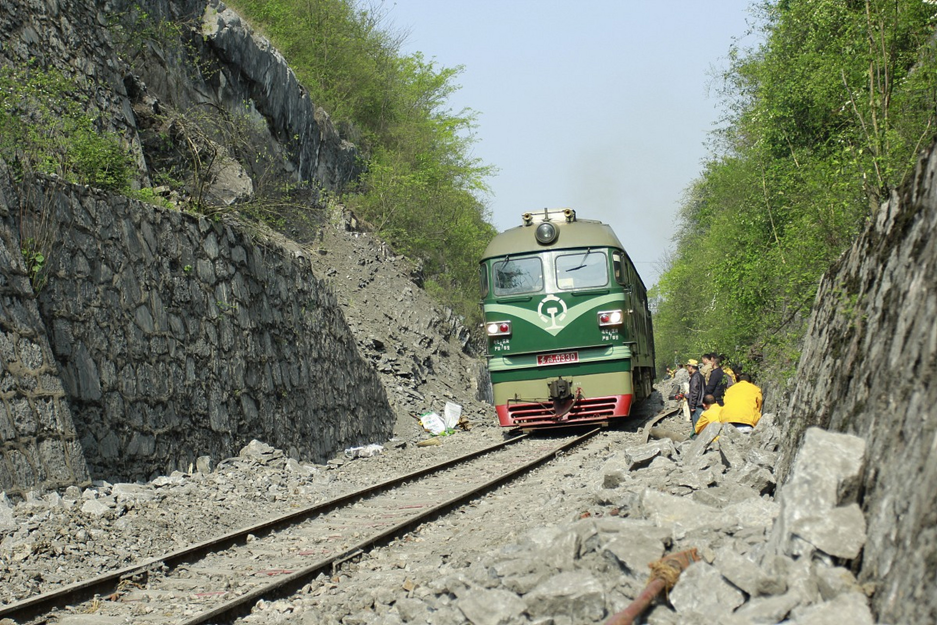 k396次列车抗击水害的英雄们,每人获奖10000元,他们的壮举让人敬仰!