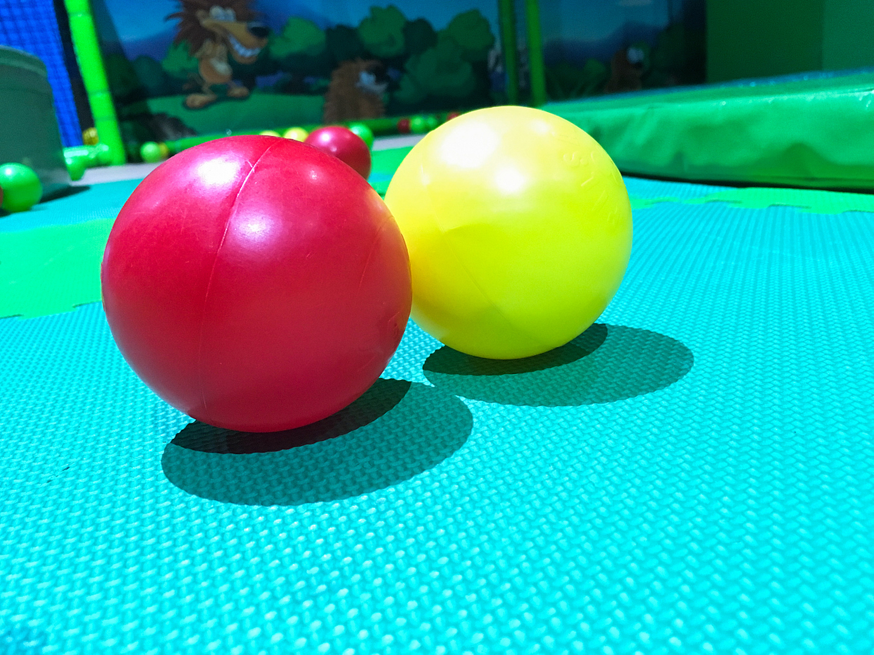 弹力球是一种简易又有趣的健身器材,可以用来做各种动作,有效地锻炼