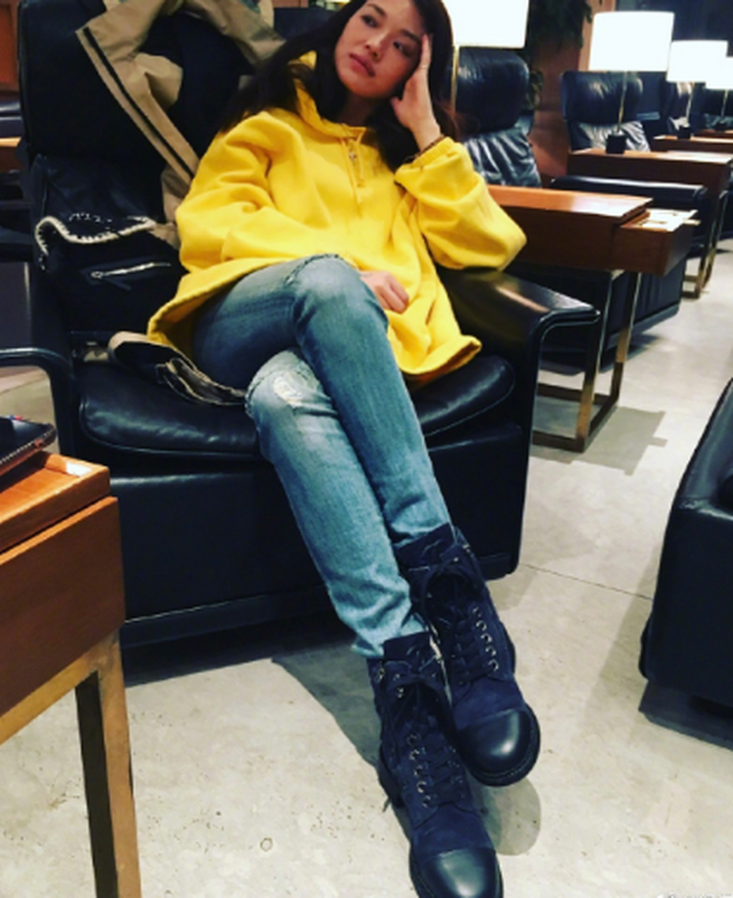 黄色外套搭配紧身牛仔裤,慵懒斜坐的舒淇,依旧妩媚动人,身材保持的