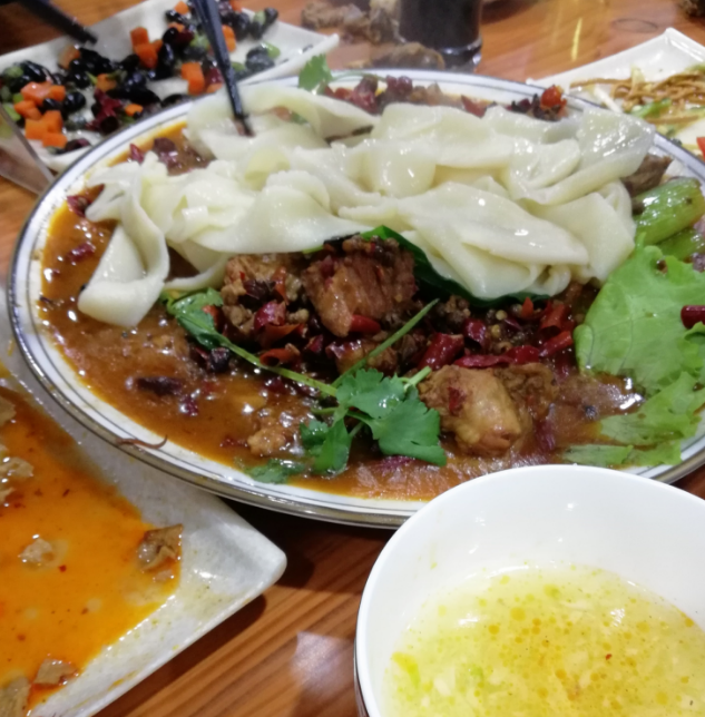 小城侯马街头又一美食 大盘鸡 吃着鸡喝着酒聊着天 痛快!