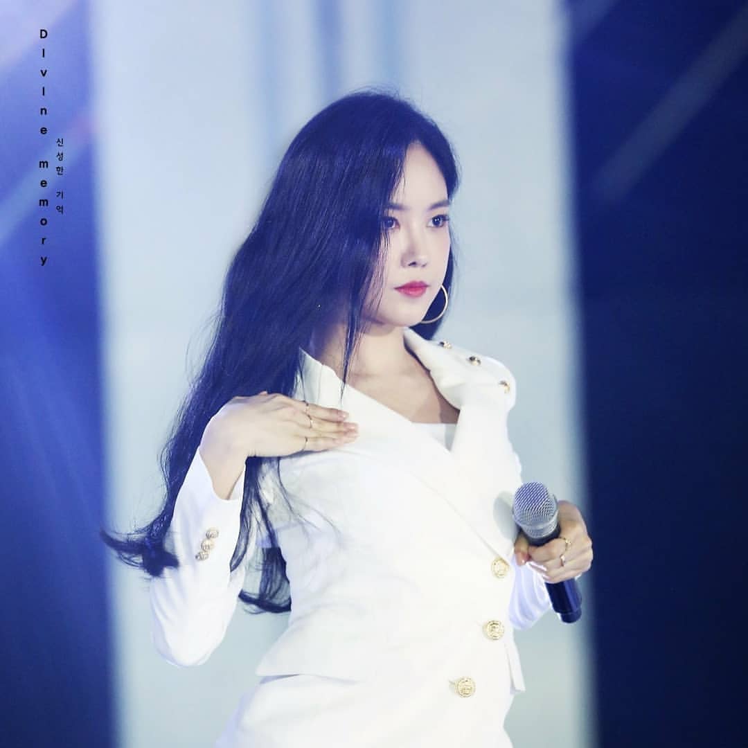 韩国女团孙娜恩舞台造型引网友赞叹:不管整没整,身材棒就好