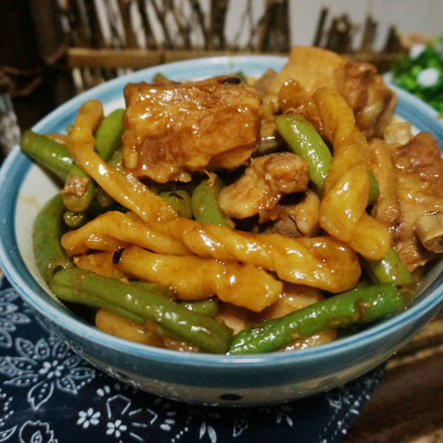 一大盘子排骨豆角粘卷子端上桌来,大家齐刷刷地举起了筷子,都说最爱吃