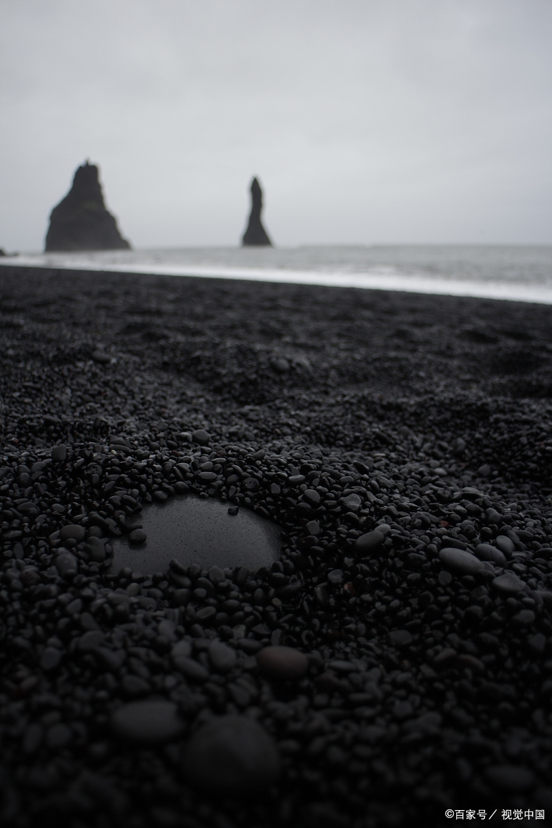 冰岛黑沙滩是位于冰岛南部的一个海滩,以其黑色的沙滩和壮观的海景而