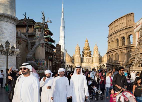 迪拜人好有钱,为什么男性穿普通白色袍子?当地人:男人的魅力