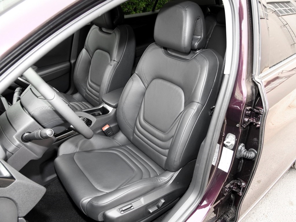 长安标致雪铁龙ds-6奢华型,内饰定位于奢华,给人一种舒适感!